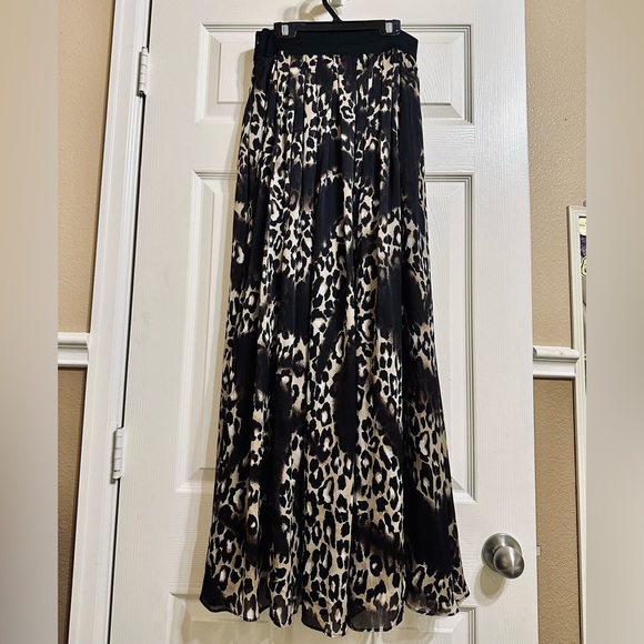 White House Black Market Leopard Skirt 🖤 - Picture 2 of 12